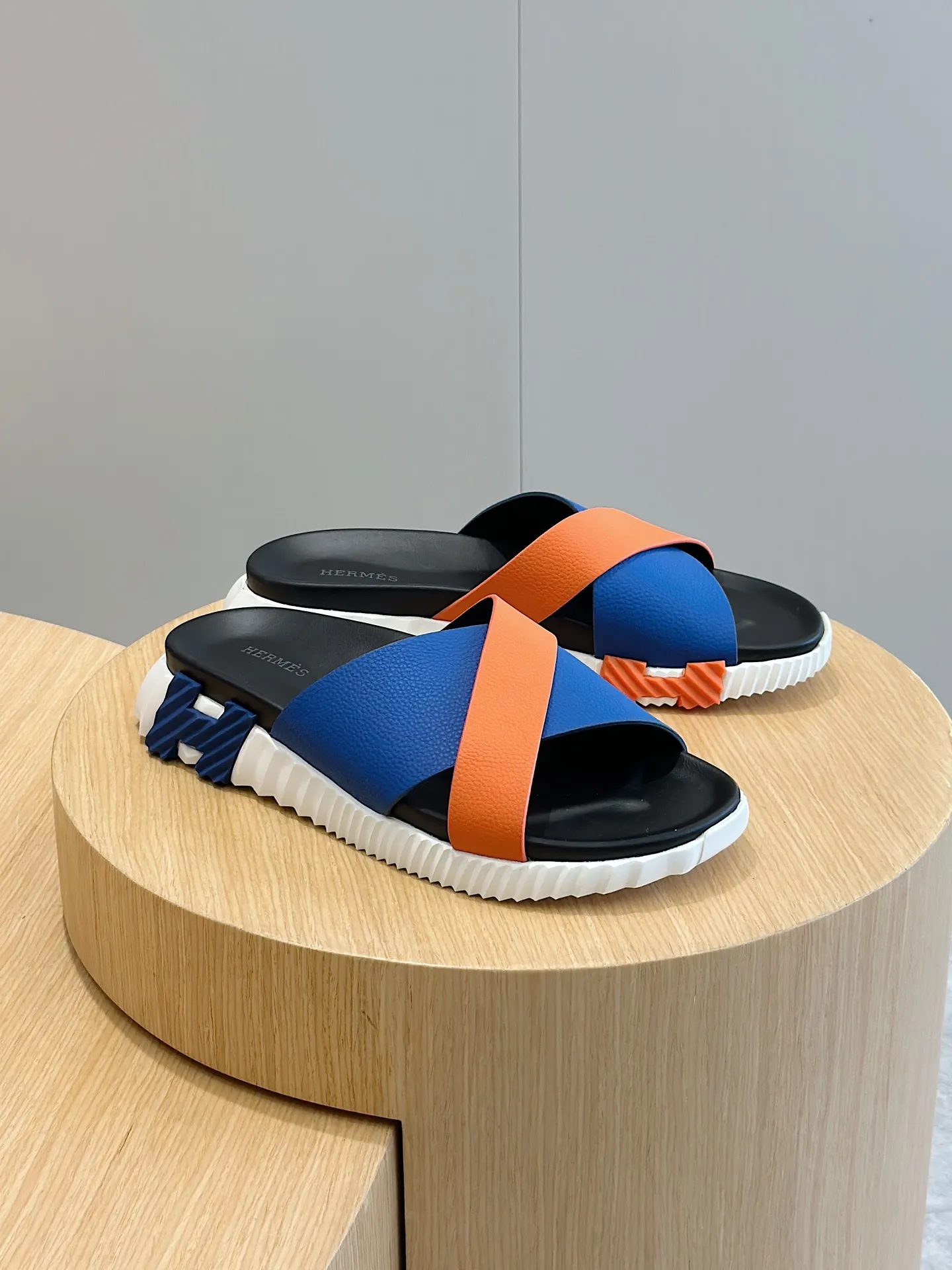 Factory price: 360💰Hermès [HERMÈS] Top Herme*H Home Hermès Men's Sandals and Slippers-Original Reproduction. Purchase the original version and make it one to one. The outsole is privately molded. The color of the outsole corresponding to each color is the same as the original version. Come to those who know the stuff 💪 The ultra-light soles are designed in contrasting colors, and they feel so comfortable on your feet! Calfskin, cowhide feet, private model outsole. Size: 39-44 (customized at 38.45)